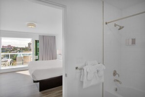 Suite estándar, 1 habitación, vistas parciales al mar | Baño | Ducha, artículos de higiene personal gratuitos y secador de pelo