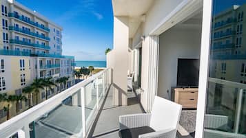 Standard Suite, 1 Bedroom, Partial Ocean View | Balcony