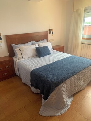3 bedrooms, desk, iron/ironing board, travel cot - Vivienda a 100 m. de Playa de Patos (NIGRAN)