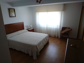 3 makuuhuonetta, työpöytä, silitysrauta/-lauta, vauvan matkasänky