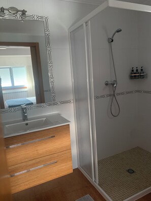 Ducha, secador de pelo, bidet, toallas