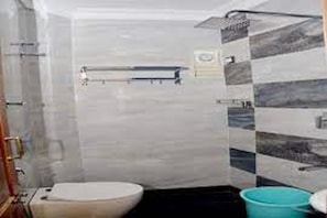 Deluxe Triple Room | Bathroom
