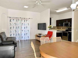 House, 3 Bedrooms | Living room