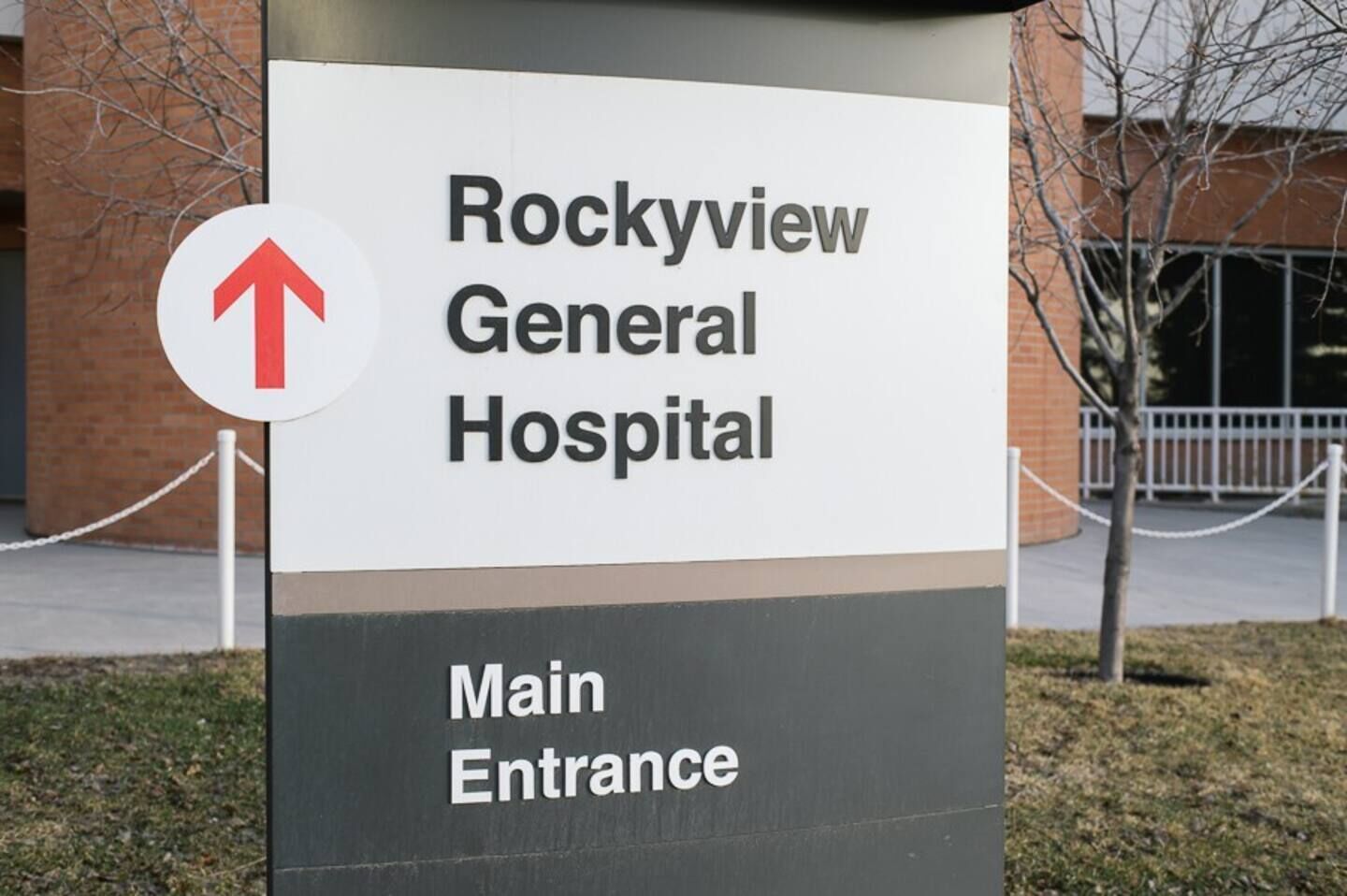 Un panneau indiquant l’entrée principale de l’hôpital général Rockview, avec une flèche pointant vers le haut pour indiquer la direction.