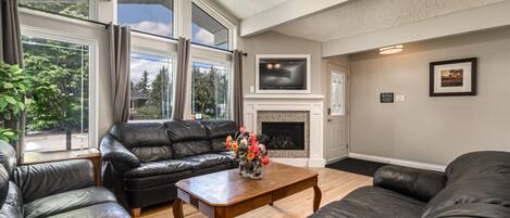 Smart TV, fireplace, streaming services