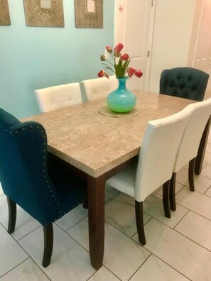 House, 5 Bedrooms | Dining