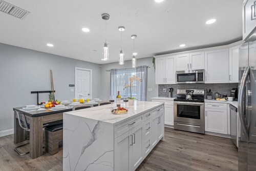 Breathtaking & Renovated Tampa Heated Pool House