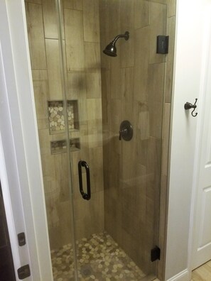 Combined shower/tub, hair dryer, towels, soap - 5 bedroom House in Rock Barn Golf & Spa (Conover)