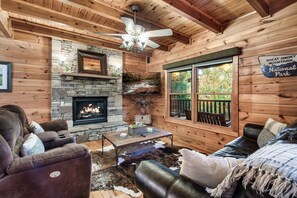 Smart TV, fireplace, books - Spacious Family Cabin | 5 mi to National Park | Hot Tub | Arcade | Fall Deals! (Townsend)
