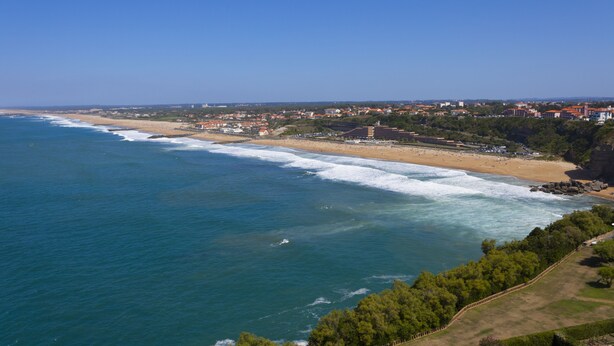 A coastal town with a beach, buildings, and greenery. - Appartement 2 Chambres Séparées Denviron 60m2 Anglet-plages (Anglet)