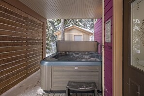 Indoor spa tub - Desirable Knoll Home with Hot Tub, BBQ, Laundry - Open Den with Sofa Bed (Silver Star Mountain)