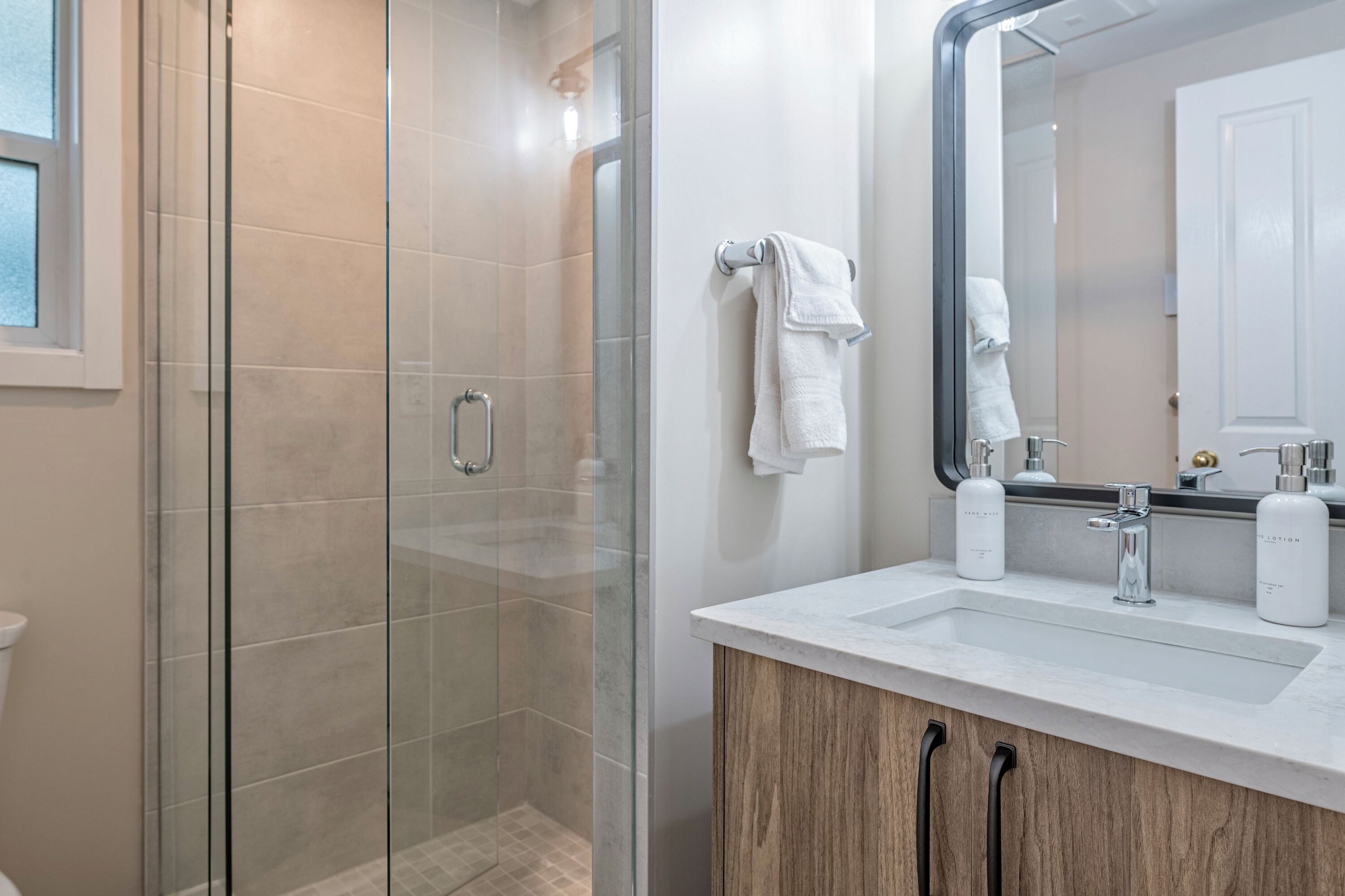 Combined shower/bathtub, hair dryer, towels, soap