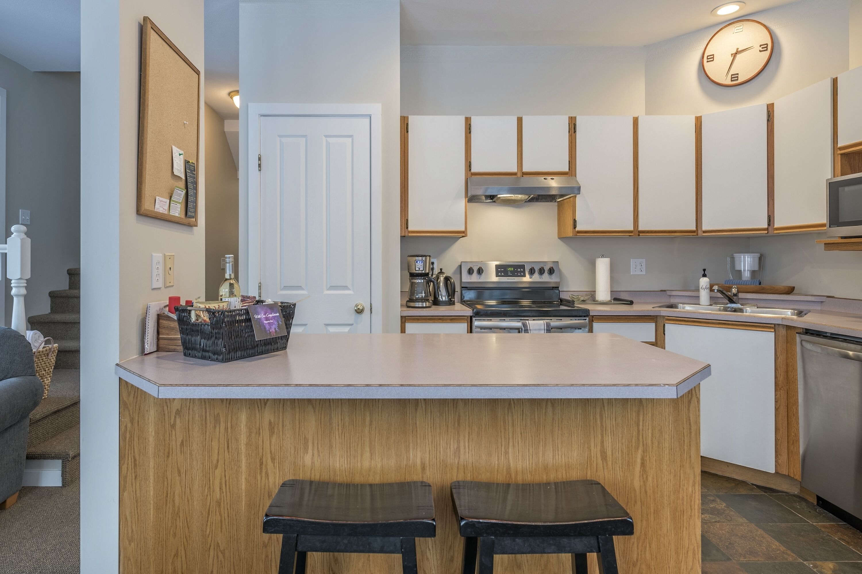 Desirable Knoll Home with Hot Tub, BBQ, Laundry - Family room Nook with Sofa Bed