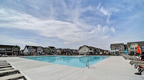 Pool - Beautiful 4 bed townhouse in Bishop's Landing Community! Pool, Basketball and Pickleball Courts, Playground, Shuttle, Wifi, Fitness Center! (Millville)