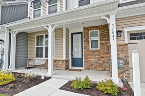 Exterior - Beautiful 4 bed townhouse in Bishop's Landing Community! Pool, Basketball and Pickleball Courts, Playground, Shuttle, Wifi, Fitness Center! (Millville)