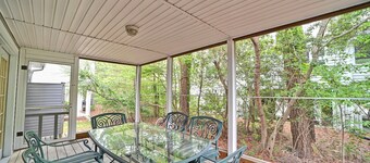 Excellent 3 bedroom Summer House in Beach Town! Trolley, Beaches, Wifi and more!