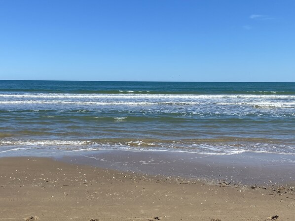 Nära stranden och solstolar