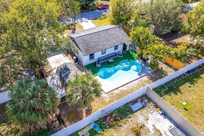 Il s’agit d’une propriété résidentielle dotée d’une piscine, d’une maison individuelle et d’une végétation luxuriante.