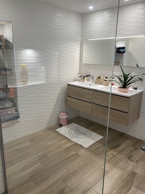Douche, séchoir à cheveux, serviettes fournies, savon