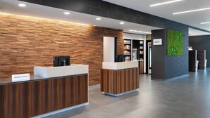 Una moderna recepción de hotel con paneles de madera y un diseño limpio y minimalista.