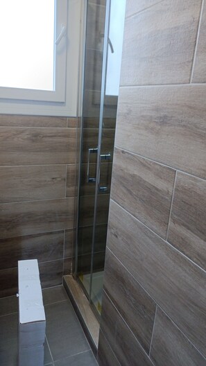 Douche, sèche-cheveux, serviettes fournies, papier toilette