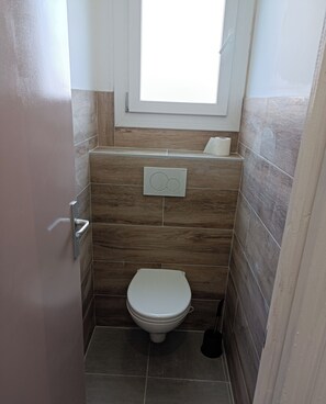 Douche, sĂšche-cheveux, serviettes fournies, papier toilette