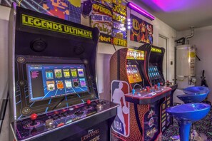 Game room - Arcade, Bikes, Massage Chair, Billiards, Spa, BBQ (Henderson)