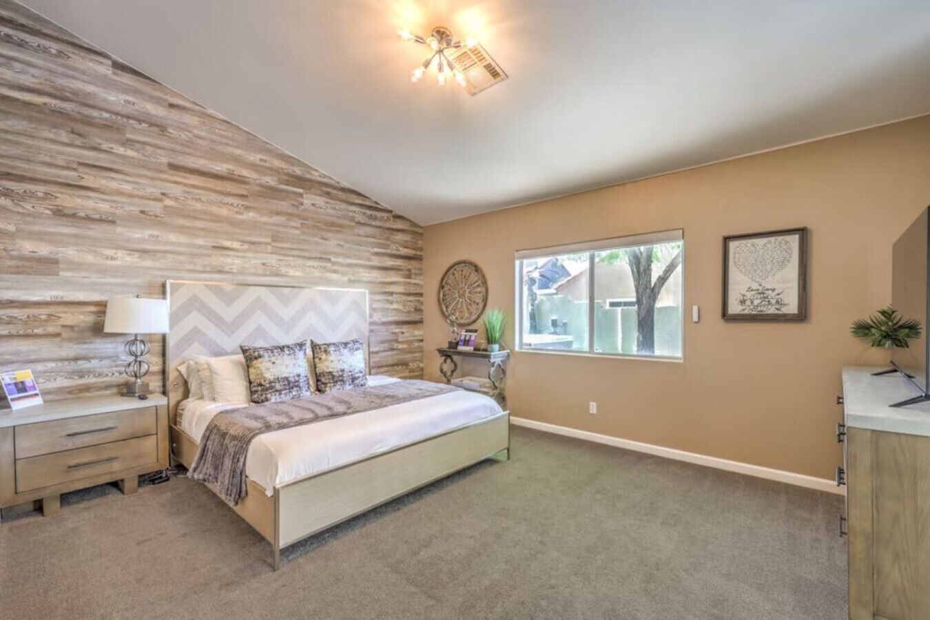 4 habitaciones, escritorio y tabla de planchar con plancha 