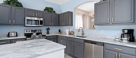 Refrigerador, microondas, horno, placa de cocina