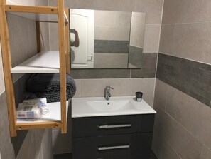 Douche, sĂšche-cheveux, serviettes fournies, savon