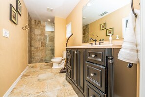 Combined shower/bathtub, hair dryer, towels - Beautifully furnished 3 bedroom, 3 bathroom house walking distance from Flagler Ave and the Beach! (New Smyrna Beach)