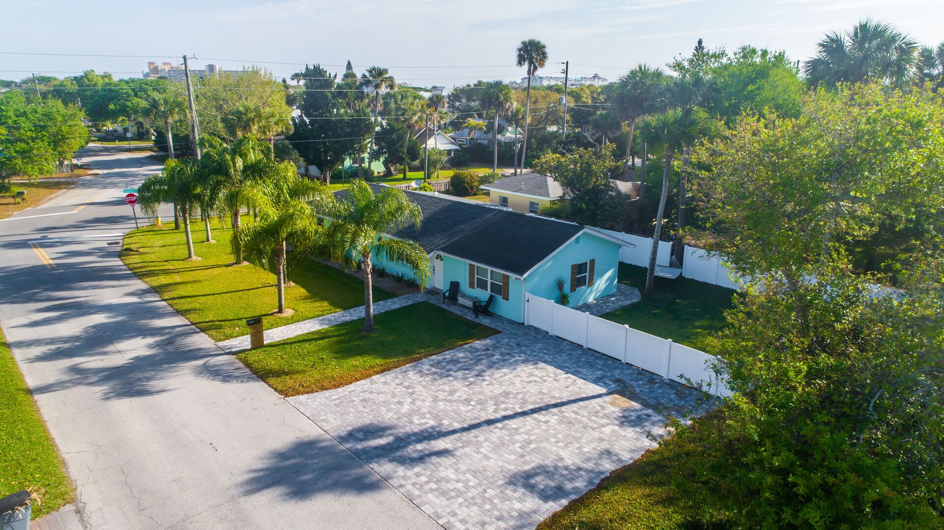 Beautifully furnished 3 bedroom, 3 bathroom house walking distance from Flagler Ave and the Beach!