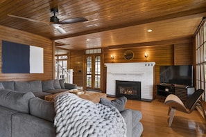 Una Smart TV, una chimenea, libros, una biblioteca de música