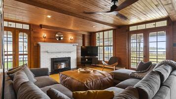 智能电视、壁炉、书、音乐库