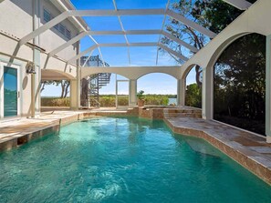 Hus (Point of View) | Pool | Utomhuspool och uppvÀrmd pool