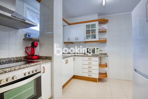 Frigorífico, horno, placa de cocina y cafetera o tetera