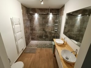 Badkar, hårtork och toalettpapper