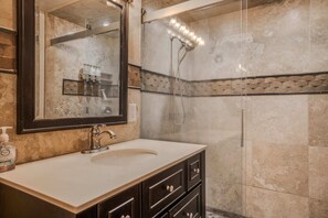 Bathtub, hair dryer, towels - Casa Velo -Mid Century Hot Tub & Amazing Backyard (Tucson)