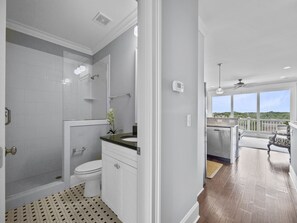 シャワー付き浴槽、ヘアドライヤー、タオル、石鹸