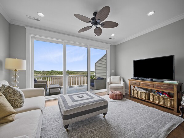 スマートテレビ、卓球台、書庫、ステレオ