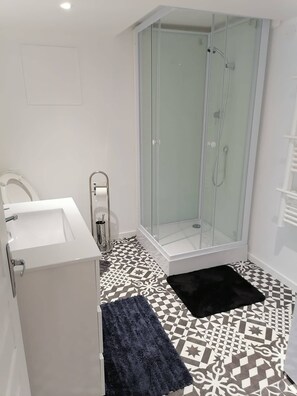 Ducha, artículos de higiene personal gratuitos y secador de pelo