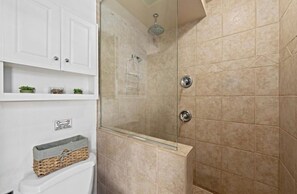 Dusche, Haartrockner, Handtücher, Seife