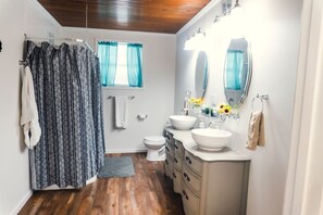 Badewanne, Haartrockner, Handtücher, Toilettenpapier