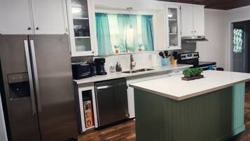 Geladeira, micro-ondas, fogão, cooktop