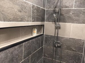 Douche, sĂšche-cheveux, serviettes fournies, savon