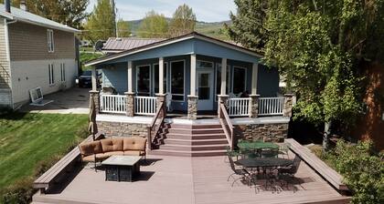 Deja Blue Lakehouse - Lake Front Property. The perfect vacation spot!