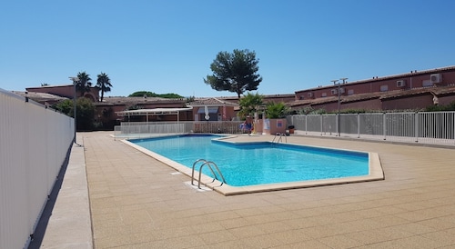 Villa in secure residence with swimming pool 200m from the beach