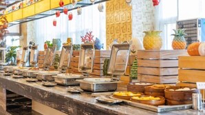 Montaje tipo bufé con diferentes alimentos y utensilios.