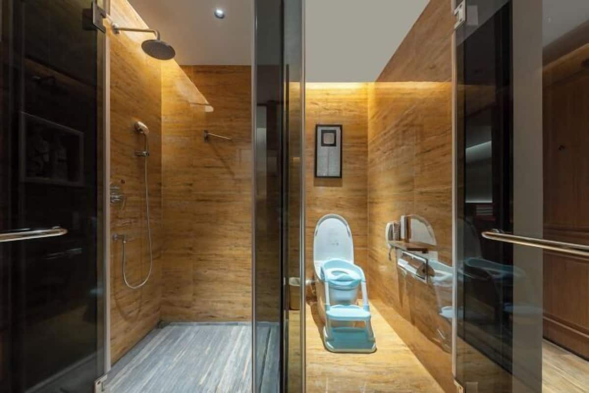 Un baño moderno con cabina de ducha de vidrio, inodoro y bidé.