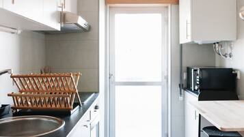 Frigorífico, microondas, horno y placa de cocina